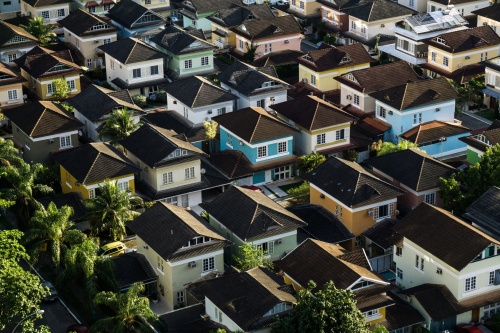 Dat stuk tuin, die garage of tweede woning erbij kopen... nu nog even snel doen?